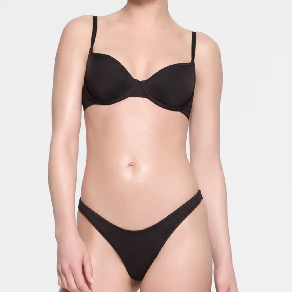 SIGNATURE SWIM UNDERWIRE SCOOP BIKINI
TOP | ONYX - ONYX / 34 / A